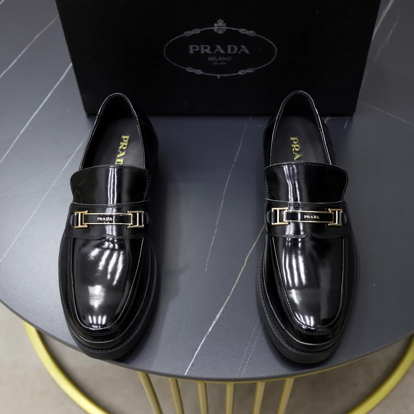 Ex-factory price: 500💰🙅‍♂️🙅‍♂️🙅‍♂️ Brand: PRADA Standard code: Men's code 38-44 (45 can be customized) Grade: Same style as the official website Original order quality Material: Original cowhide surface Comfortable lining Original outsole Style category: Men's fashionable casual leather shoes Distinguished big-name luxury elements Top luxury Color: Color of the actual picture